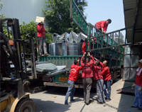 37°高温下，粉色视频下载粉色视频免费网站设备公司的员工仍然在坚持工作